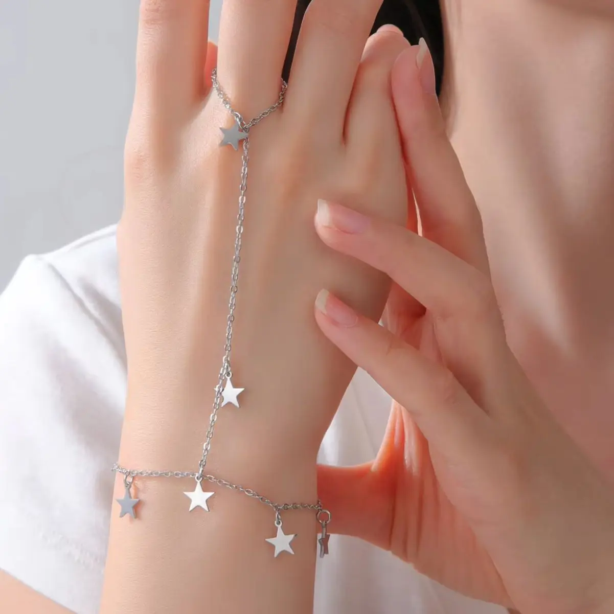 Goldfarbenes Sternen-Fingerarmband aus Edelstahl für Damen, Trendiger Schmuck, Geburtstagsgeschenk 2026, Großhandel Neu