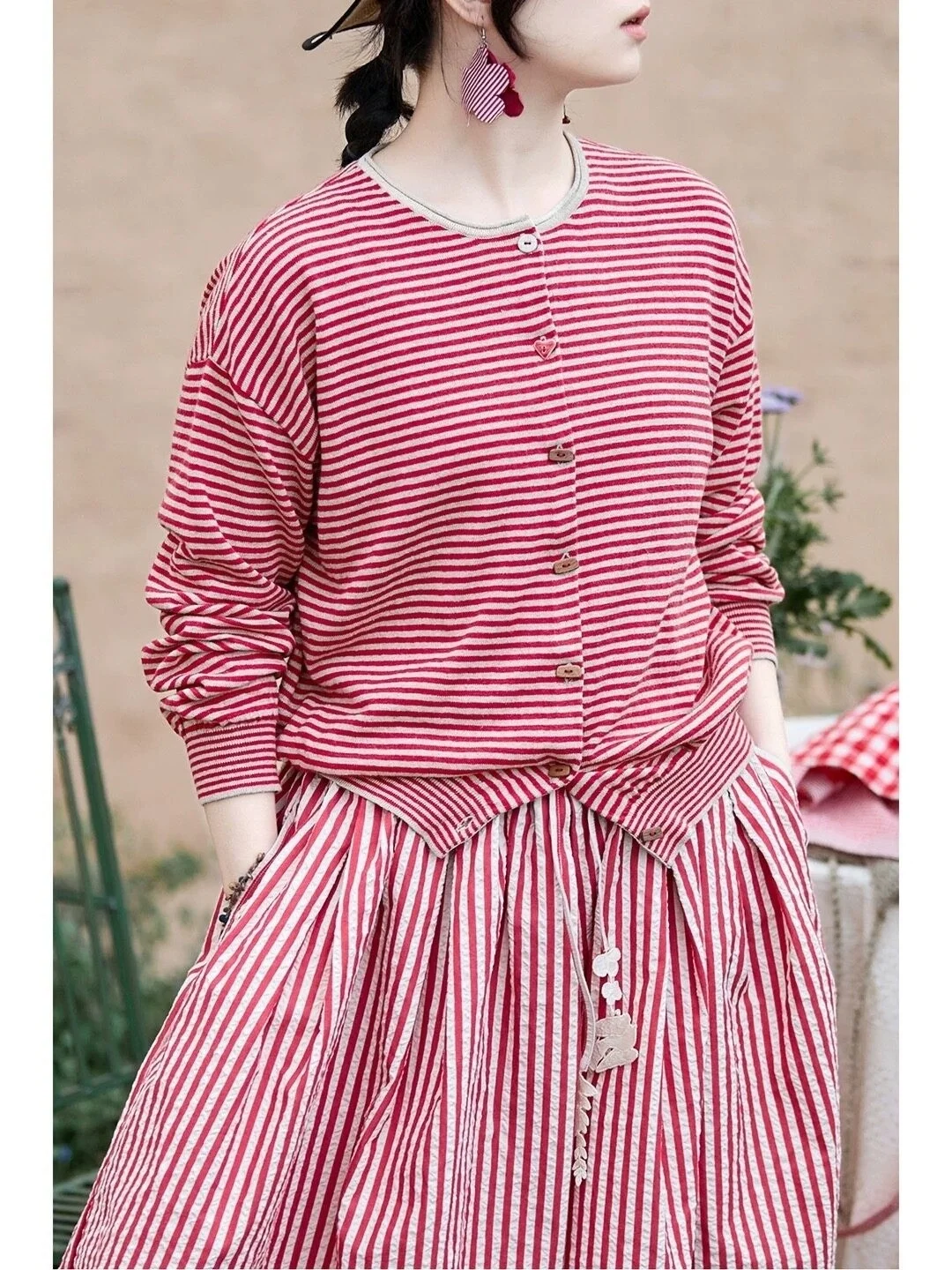 

Оригинальный вязаный кардиган Moadai 2026 года, весенний, в красно-белую полоску, из льна и хлопка, мягкий, универсальный, стройнящий, с круглым вырезом