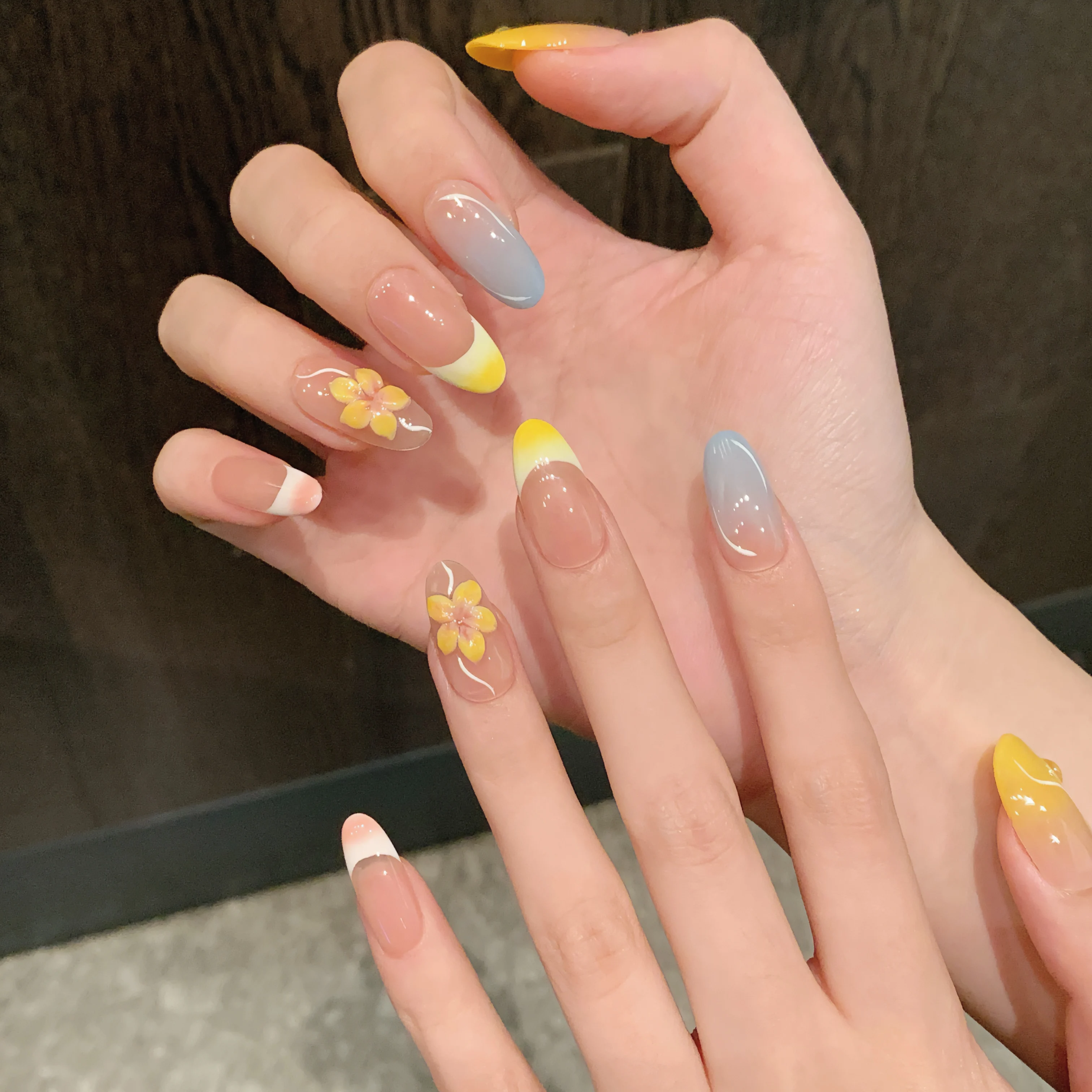 

10Pcs Summer Fake Nails Art Handmade Press On Nails Gradient Yellow French False Nail Tips With Flower Glossy Oval Nail Resuable