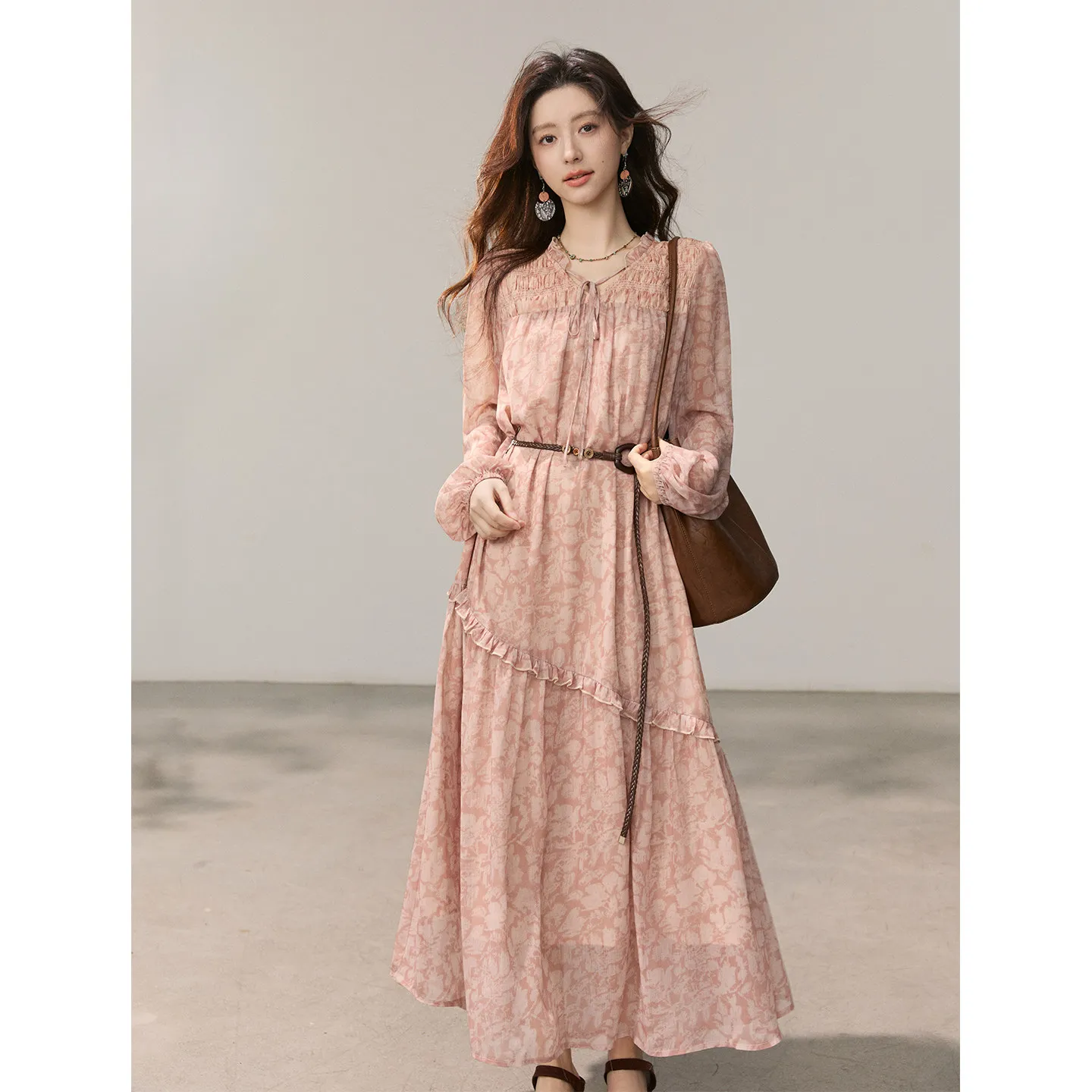 MISHOW Maxi-jurk met bloemenprint en riem Lentejurk met lange mouwen en ruches, gelaagde jurk met V-hals, elegante roze chiffonjurken MXF14L2566