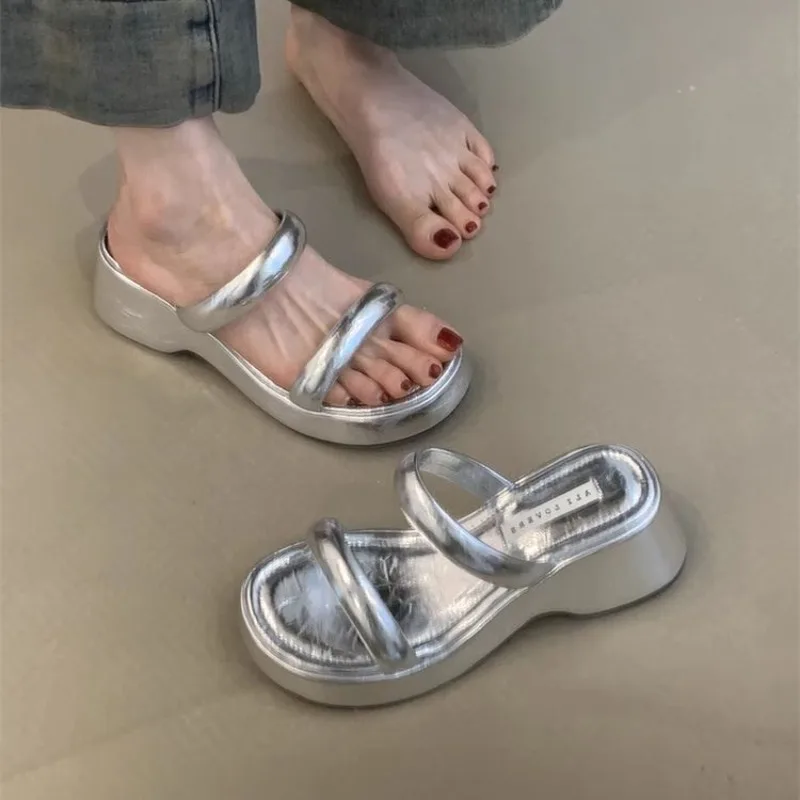 

A New Style of Fashionable Thick-soled Height-increasing Cool Slippers for Women in 2025, Featuring A Niche Leopard Print Design