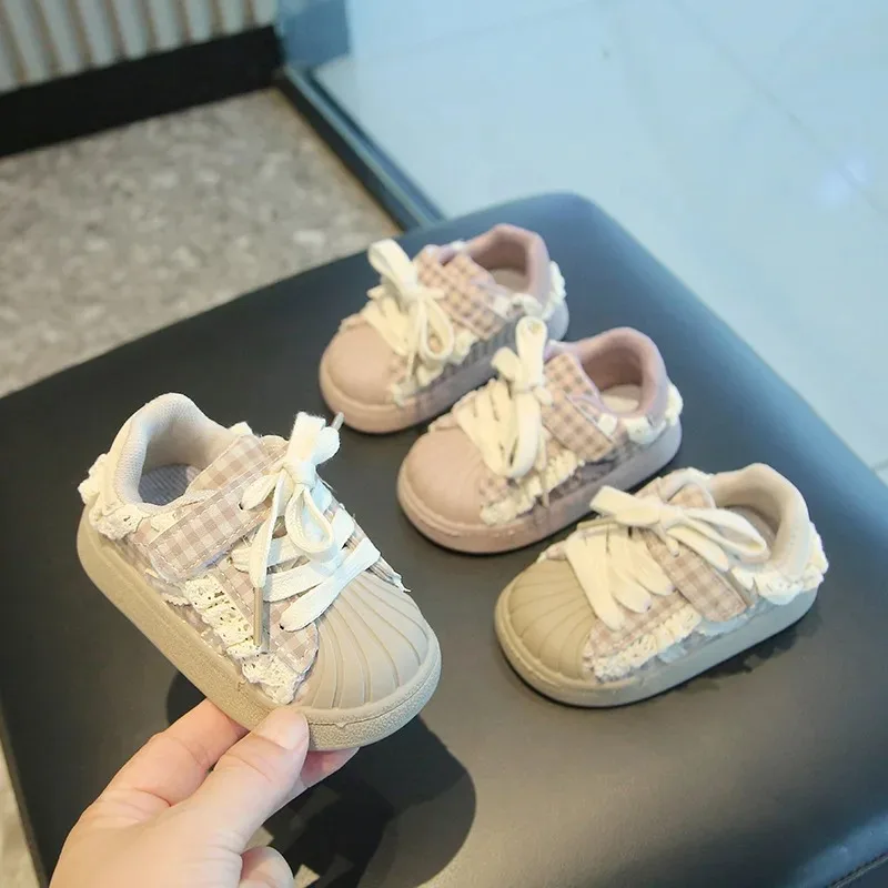 Girls' Fashion Sneakers 2026 Autumn New Korean Edition Versatile Children's Casual Sneakers Sweet Cute Lace Lace Learning Shoes