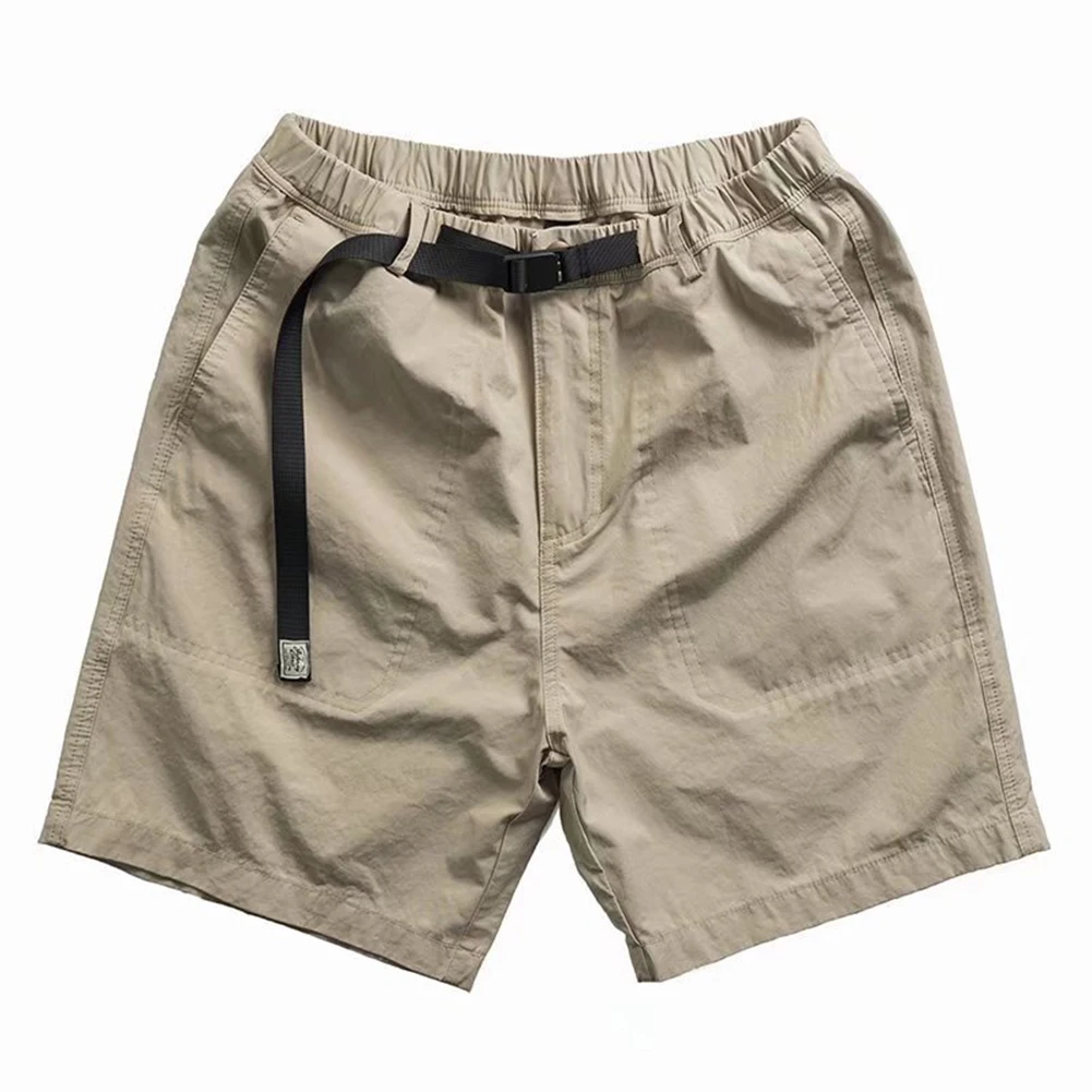

Breezy cargo shorts designed in a retro look featuring multiple pockets great to wear during outdoor activities