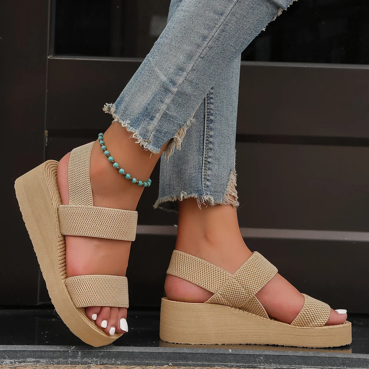 Sommerliche, lässige Damen-Keilsandalen mit offener Zehenpartie, leichte Plateauschuhe mit dicker Sohle und verstellbarem Riemen am Hinterfuß. – Detail 7