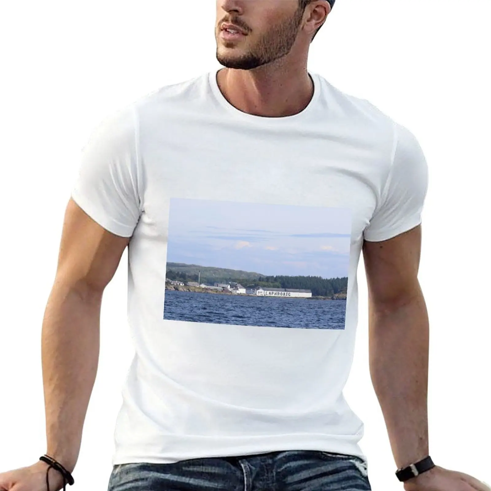 Camiseta de la destilería Laphroaig vista desde el océano bajo un cielo azul imponente, camiseta para hombre, camisetas para hombre, camiseta de marca de lujo de alta calidad
