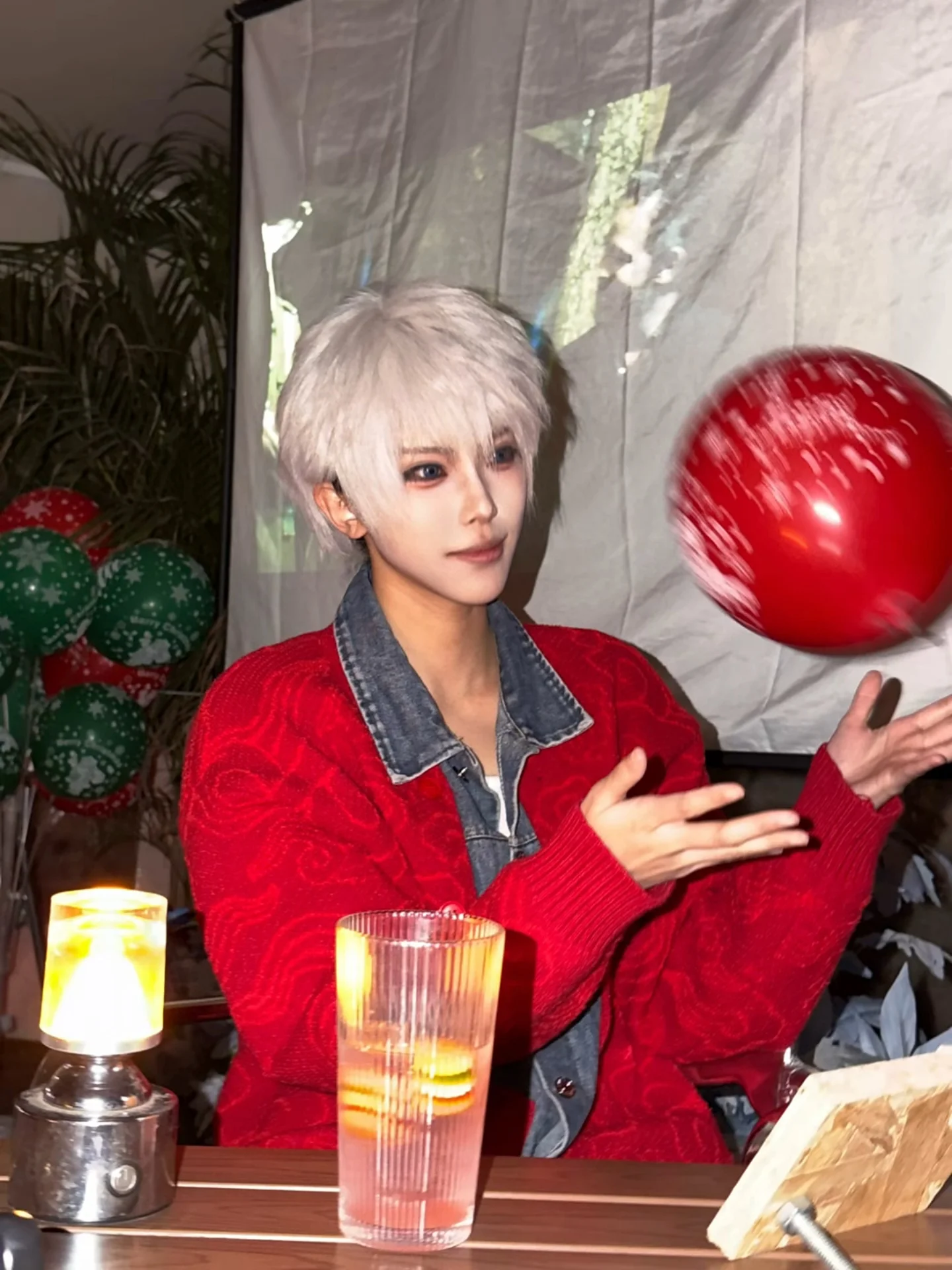 

Красный вязаный свитер мужской, с дизайнерскими элементами, джинсовыми вставками, имитация двухслойности, кардиган-пальто, зимний, повседневный, свободный крой, мягкий, комфортный.