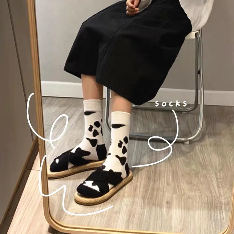 Sold by 4pairs /lot --Classic black and white cow patterned women's socks cute skateboard mid tube cotton socks WZ67