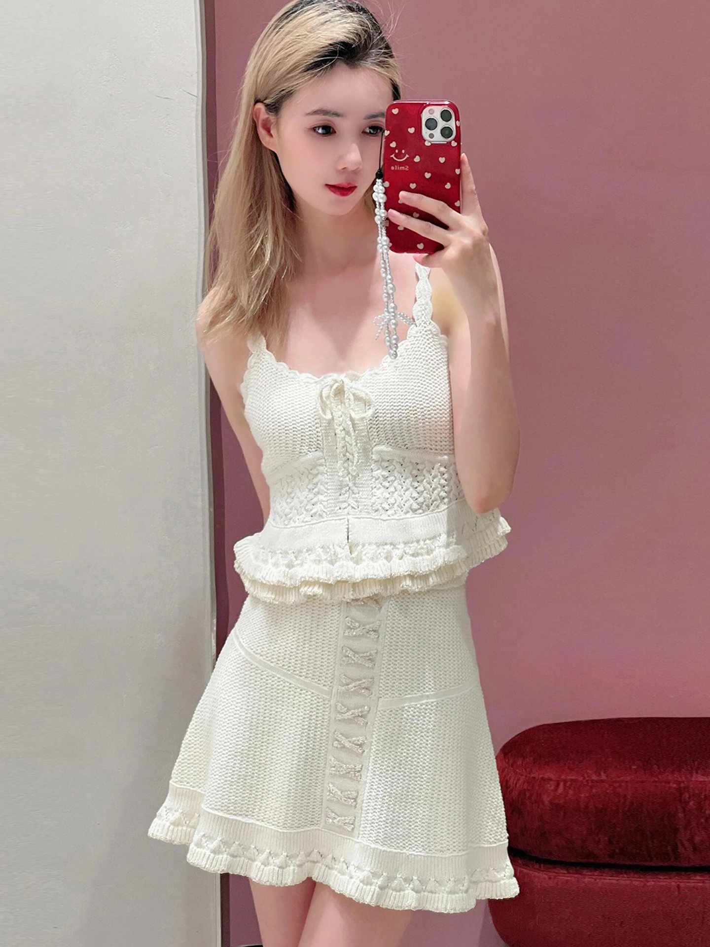 طقم صيفي فاخر من قطعتين للنساء، يتكون من صدرية محبوكة بنقوش زهور مع تنورة قصيرة بحزام، أنيق وعصري.