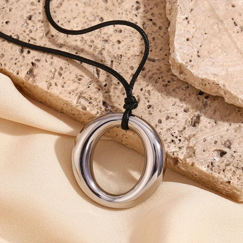 Modern Jewelry European and American Design Metal Circle Pendant Necklace For Women 2024 Trend New Simply Style Accessories