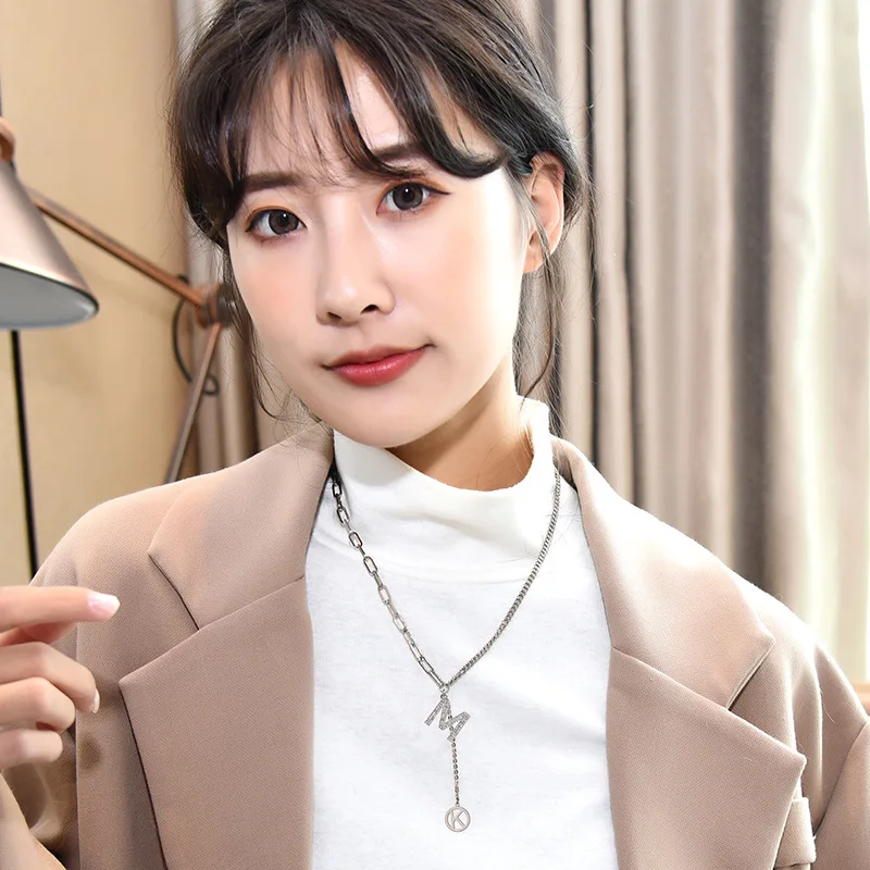 2025 عصرية ومتعددة الاستخدامات MK شرابة سترة قصيرة سلسلة الراقية قلادة عارضة التبعي، قلادة