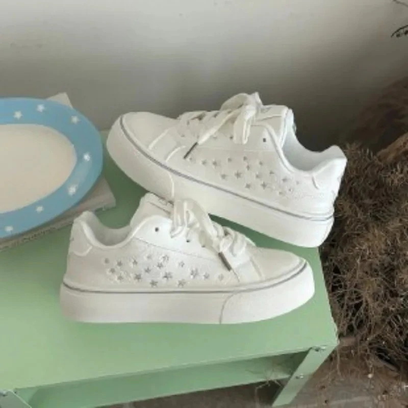 Niedliche Damen-Plateau-Skateschuhe, hellblau, mit Sternenstickerei, dicker Sohle, Schnür-Sneakers, Preppy-Stil, Mädchen-Alltagsschuhe, lässige Schuhe – Detail 2