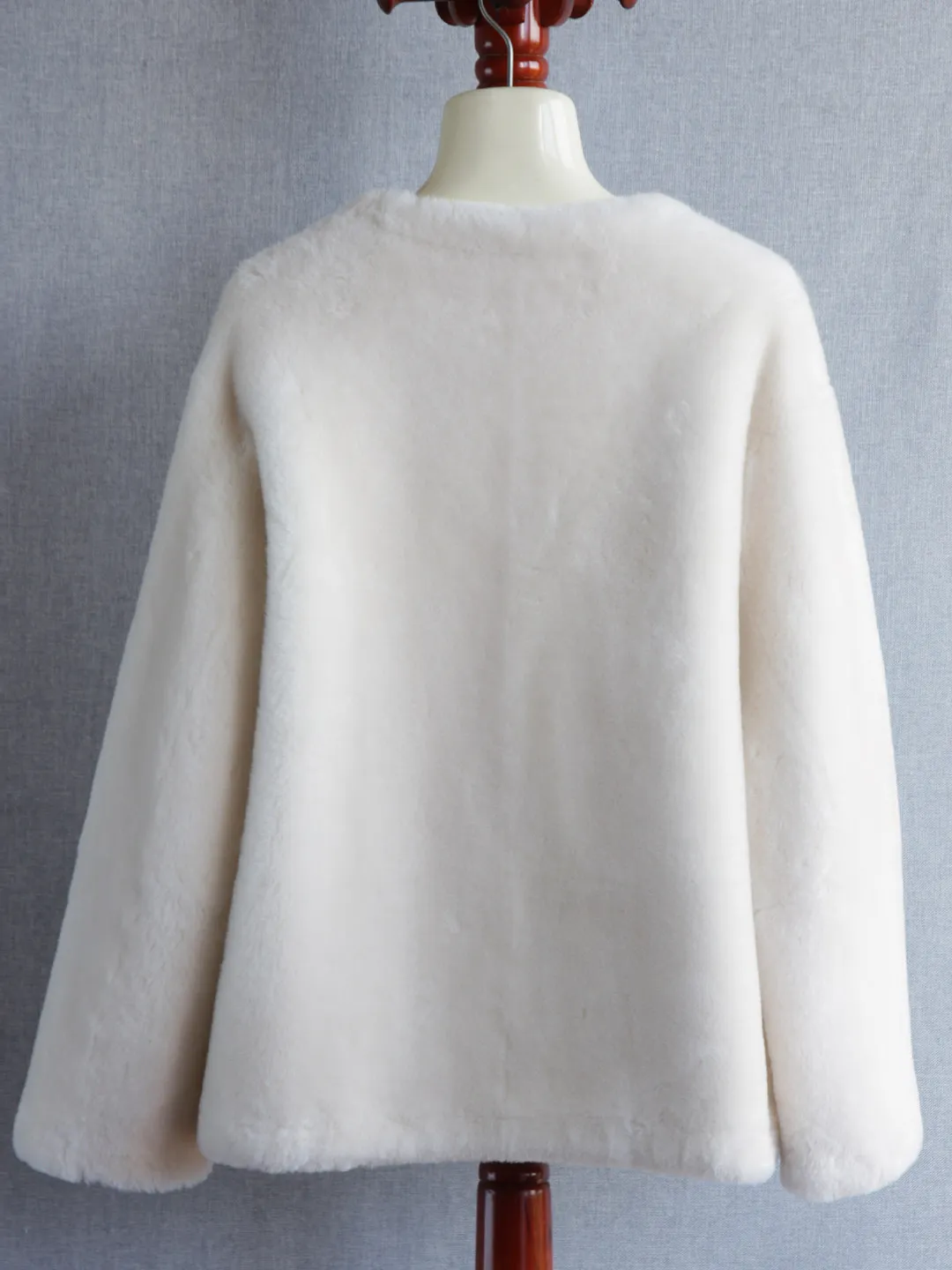 في عام 2025، سترة من فرو صوف ميرينو الأسترالي المتكامل من الفرو متوسط الطول ورقبة على شكل حرف V معطف من الصوف الحقيقي