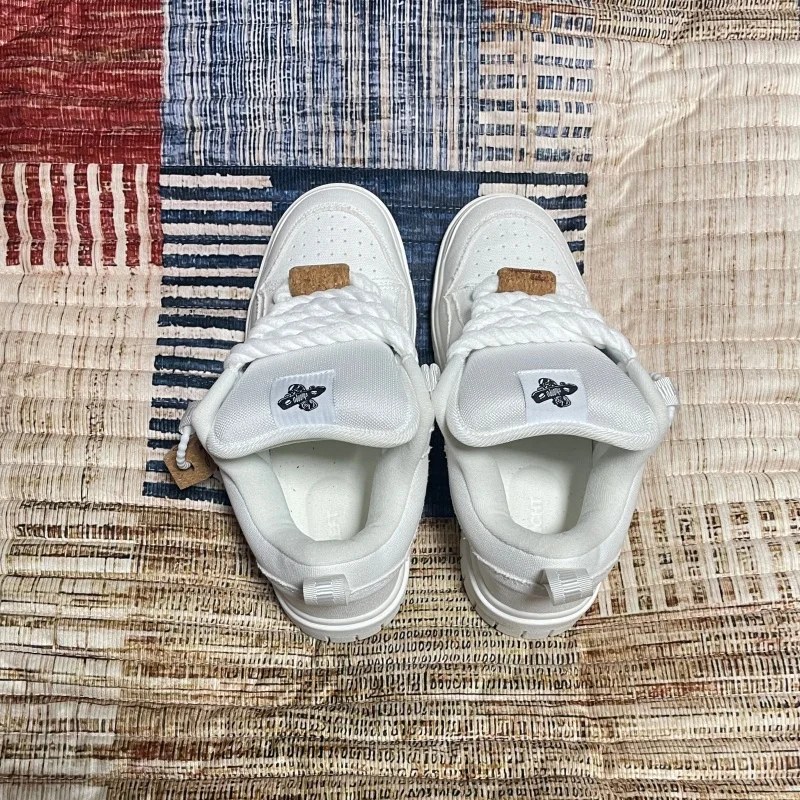 Nuevo estilo de primavera y verano, zapatillas de lona de diseño exclusivo en color blanco roto con cordones de cuerda de cáñamo, decoración de madera natural, zapatillas de lona informales transpirables, zapatillas retro de moda urbana versátiles, zapatillas de papá con suela gruesa antideslizante y resistente al desgaste que aumentan la altura, zapatillas de moda aptas para todas las estaciones.