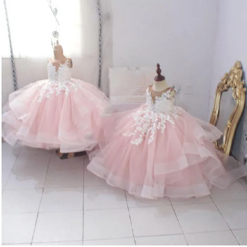 Lace 2023 Flower Girl Vestidos Sheer Neck Tiers Ball Gown mangas Little Girl Vestidos de casamento baratos Primeira Comunhão Pageant