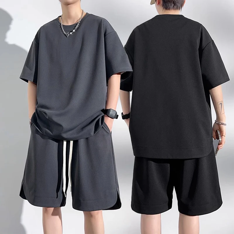 ชุดกีฬาฤดูร้อนผู้ชายทรงหลวม สไตล์อเมริกันเรโทร เรียบง่าย เสื้อยืดโอร์ท เสื้อผ้าผู้ชาย ชุดโอร์ท สำหรับผู้ชายไซส์ใหญ่