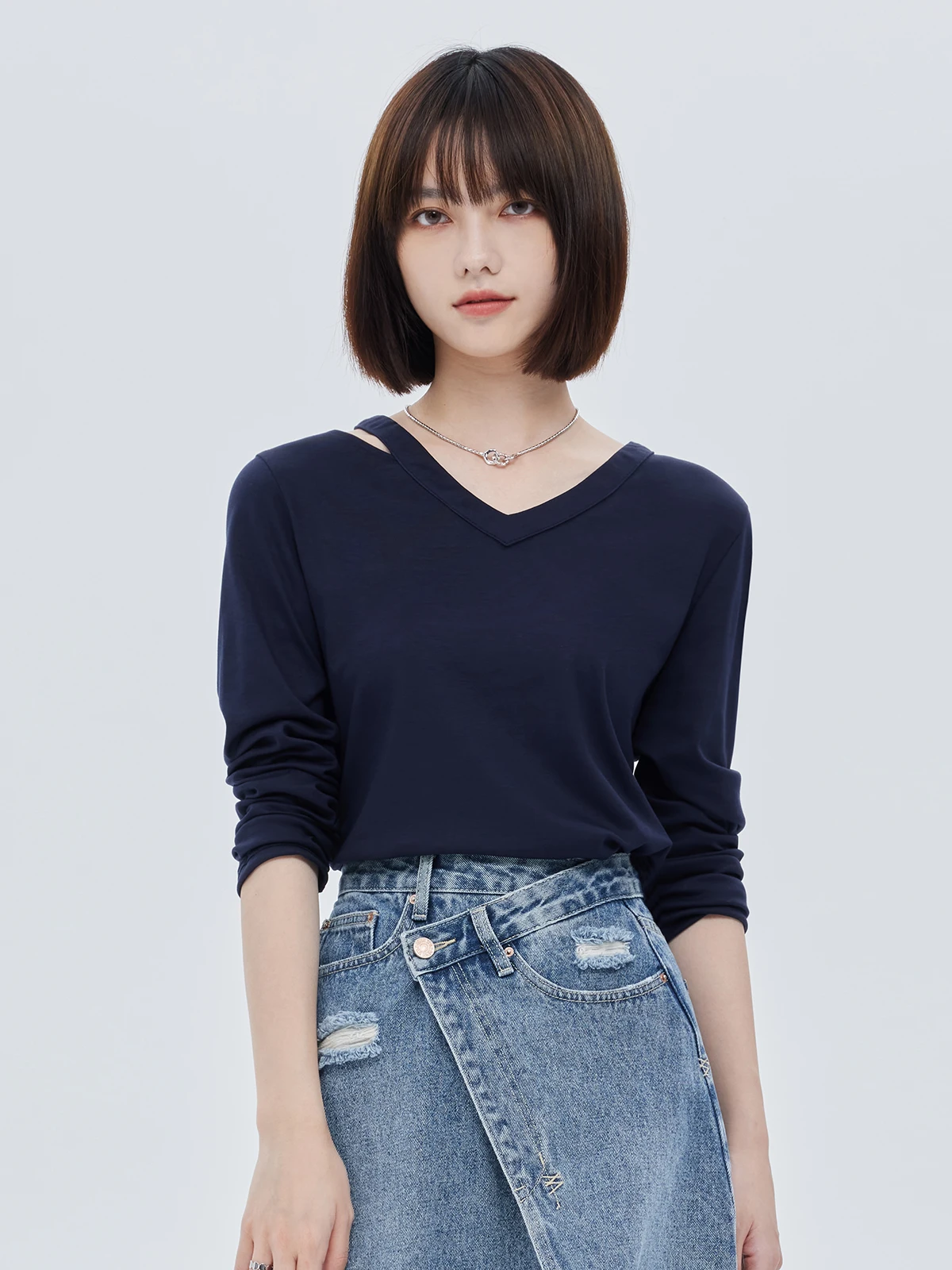 

Стильная женская футболка из чистого хлопка с V-образным вырезом, открытыми плечами и вырезами, с длинными рукавами, осенняя модная верхняя одежда для повседневного стиля