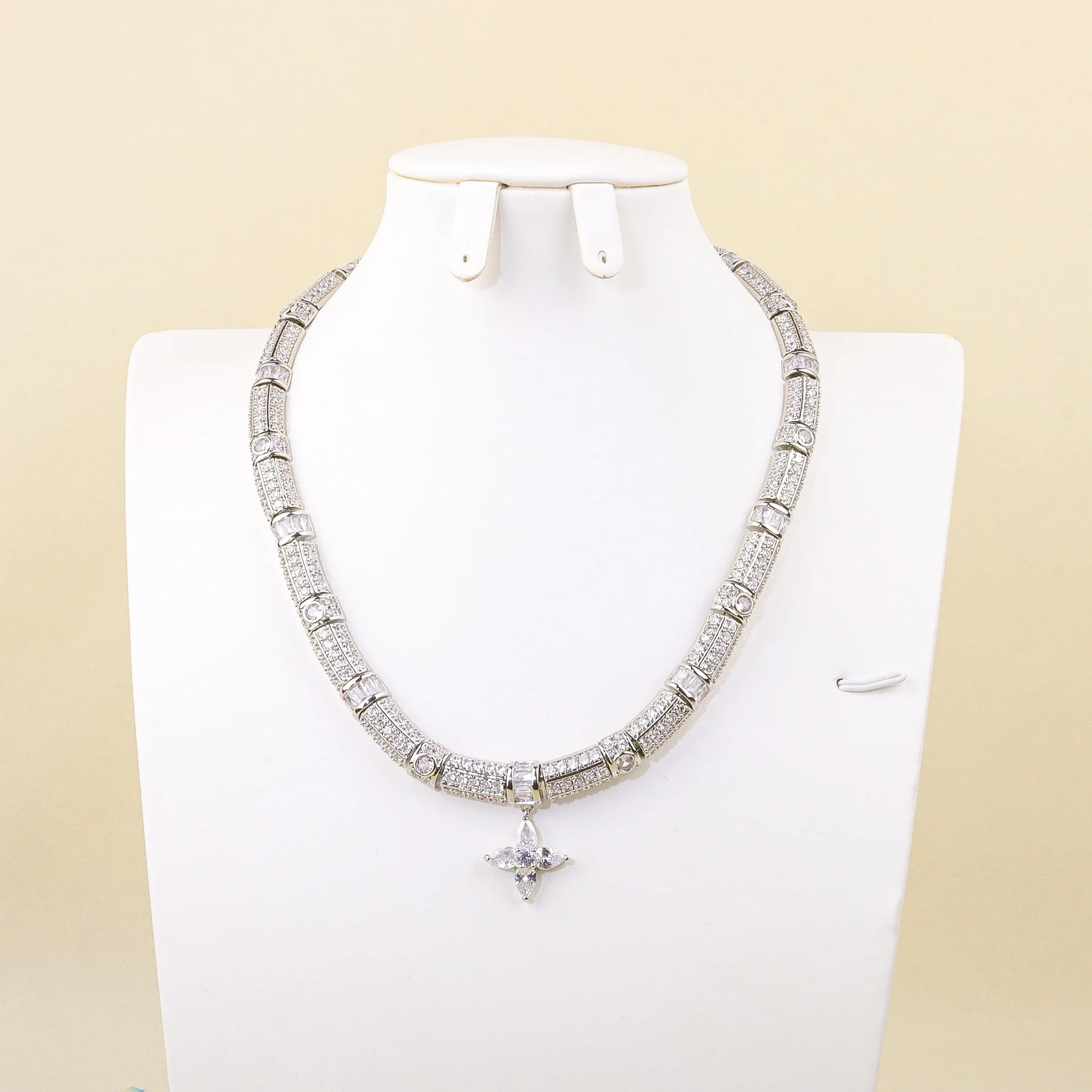 

Women Zircon White Leaf Plated platinum Floral Necklace