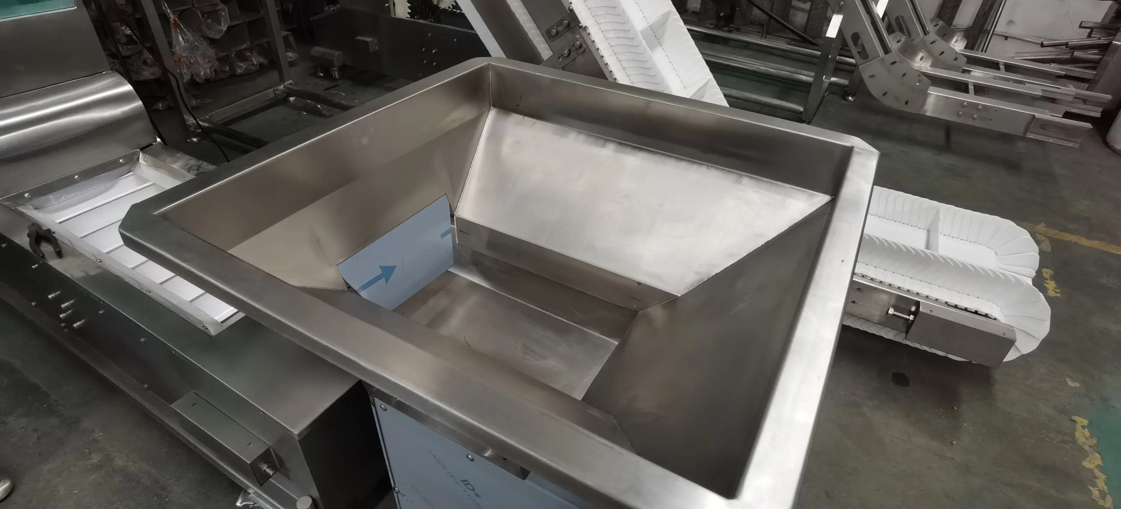 2024 New Customized Durable 304 Stainless Steel Vibrating Feeder 150L Anti-Bacterial Food Industry Large Feeding Hopper for