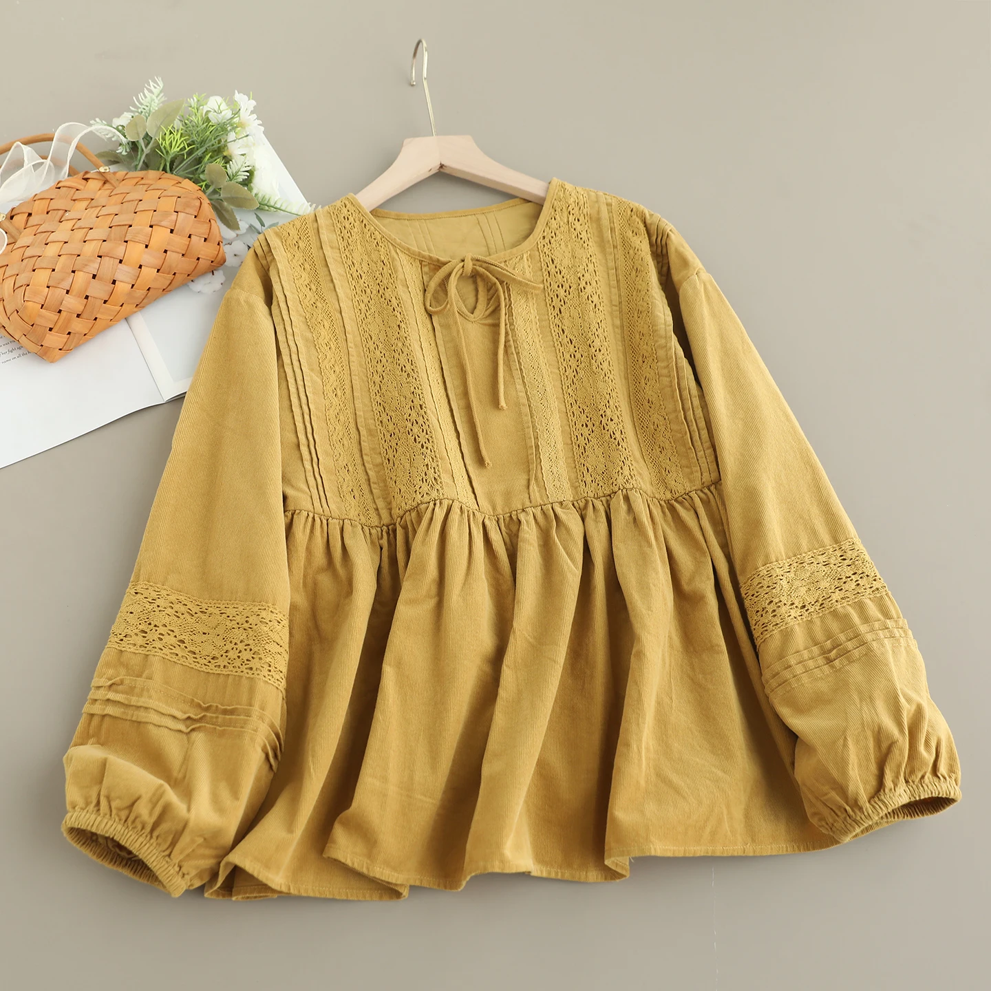 Camicie di velluto a coste patchwork di pizzo tinta unita dolce giapponese Mori Girl Camicetta casual da donna autunno con lacci o-collo manica lunga a sbuffo