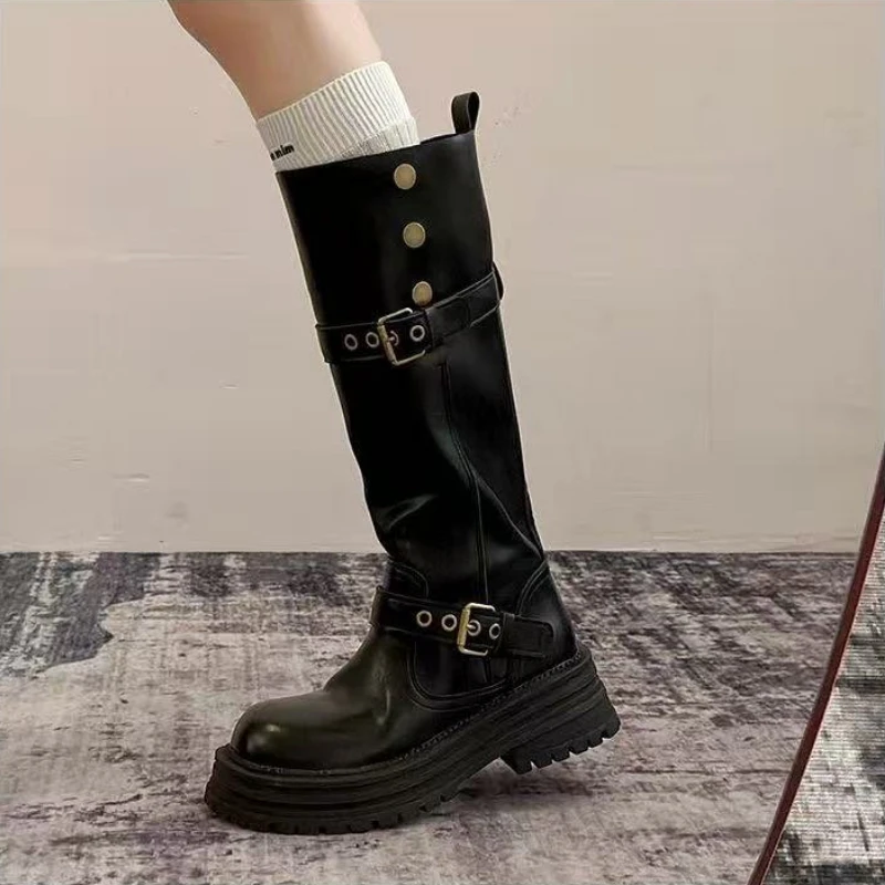 Damen Kniehohe Motorradstiefel mit klobiger Plateau-Sohle, Schnallenverschluss, Vintage Biker-Stiefel, umwandelbare, hochgeschnittene Stiefel mit umklappbarer Stulpe – Detail 5