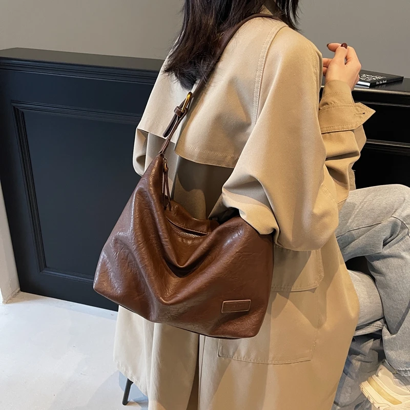 2025 autumn and winter new handbag fashion crossbody bag women's niche design high-end large capacity shoulder bag