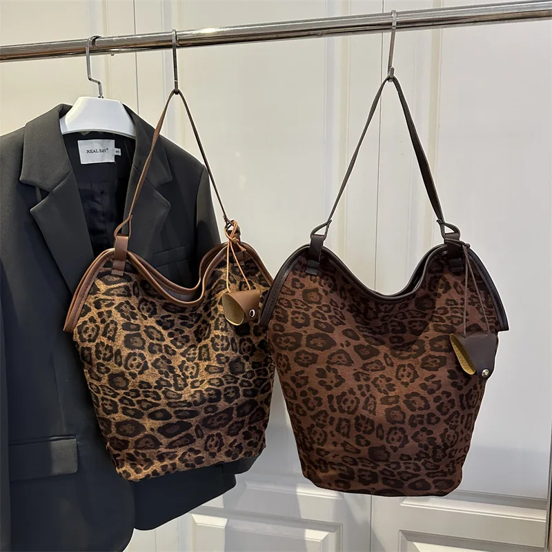 

2025 Fashionable retro and simple tote handbag for autumn and winter new large capacity shoulder niche design women's bag