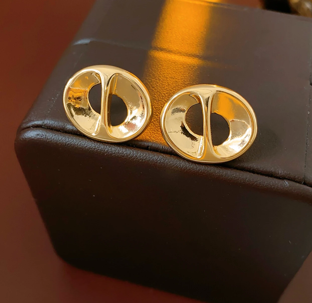 

luxurious design earring fashion European and American all-round personality earring high-end feeling simple earring for women