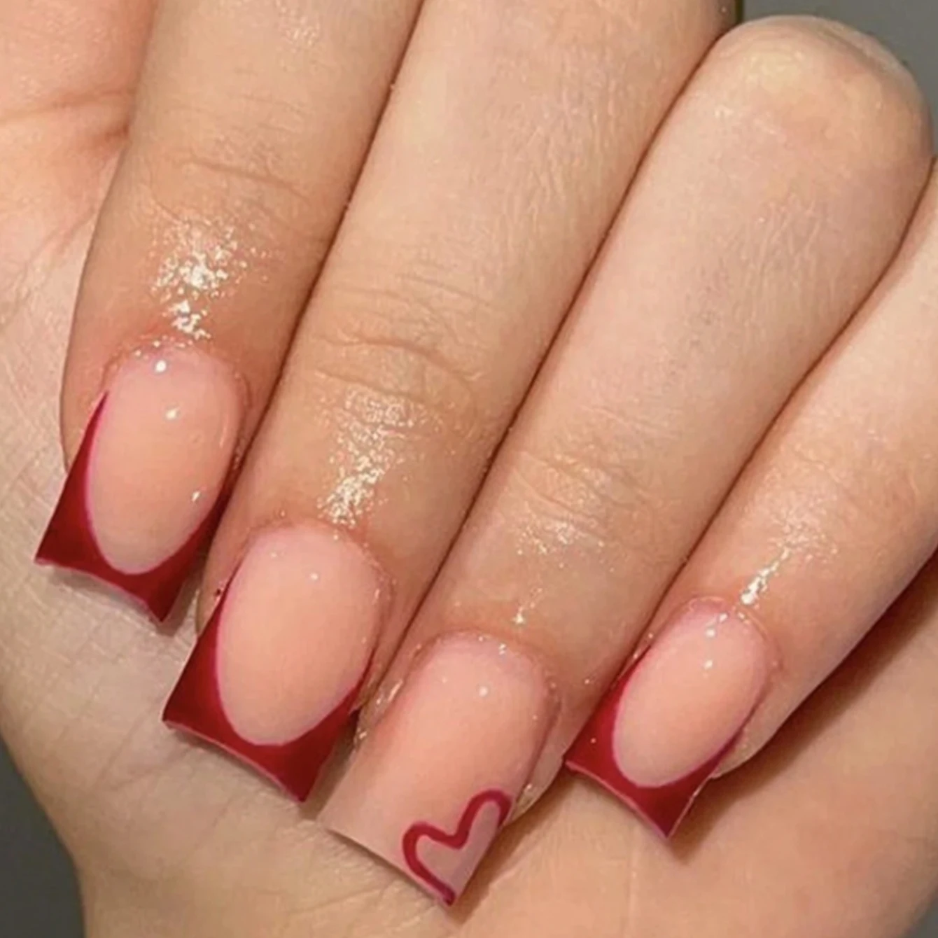 

24 шт. квадратные прессованные ногти, накладные ногти среднего размера, красный французский остроконечный клей, дизайн в форме сердца, квадратные акриловые ногти