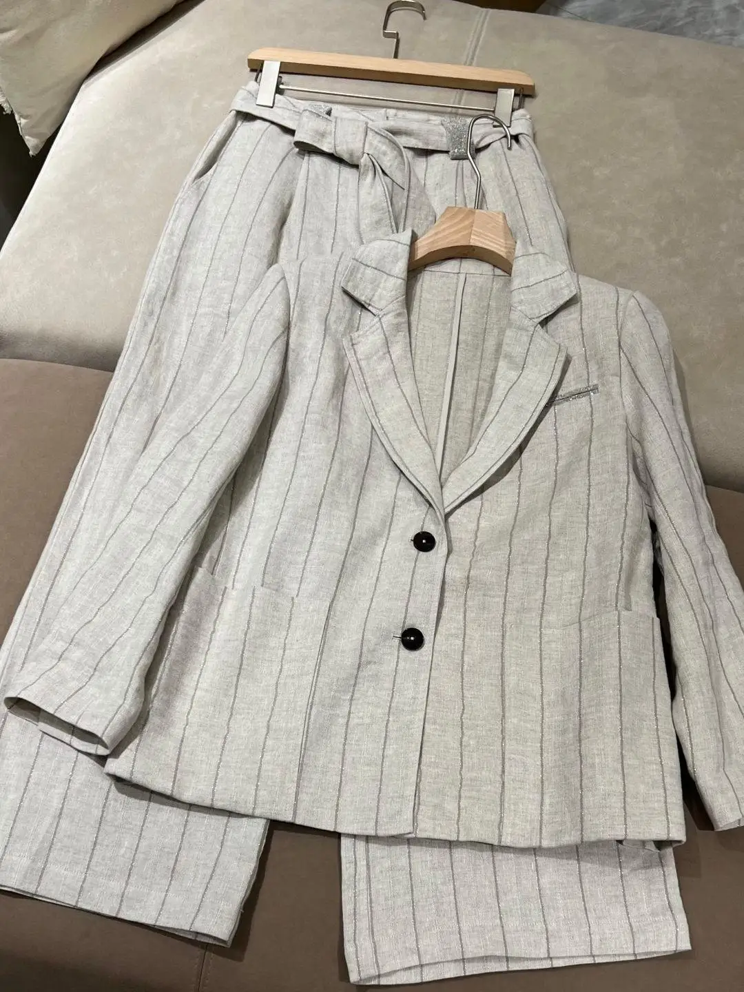 

Модный высококачественный универсальный льняной костюм в полоску