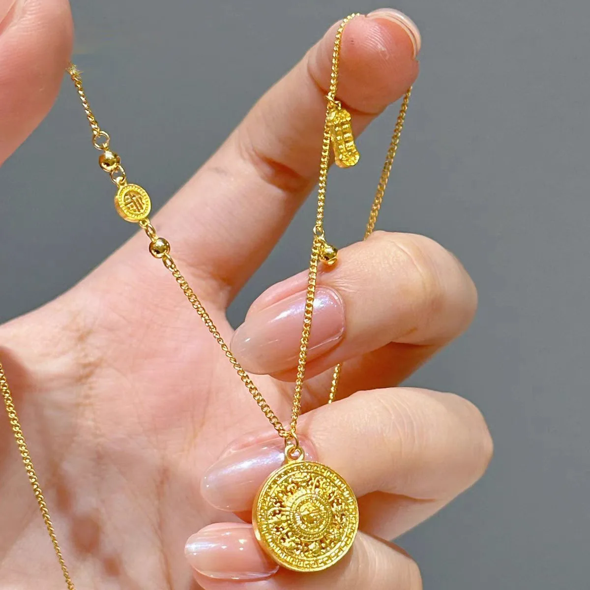 

Women's 24K Gold AU999 Filigree Round Medallion Sweater Chain | Ancient-woven with imperial patterns, elegant for winter wear