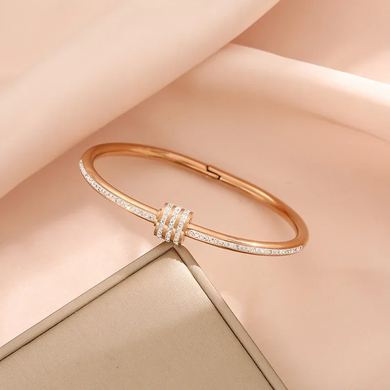 new Titanium steel non-fading rose gold bracelet a trendy and niche design for women on Instagram with a diamond-encrusted waist
