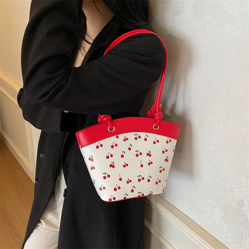 

2025 Autumn New Casual Foreign Style Women's Simple Shoulder Bag Personalized Fashion Trend Niche Design Bucket Bag