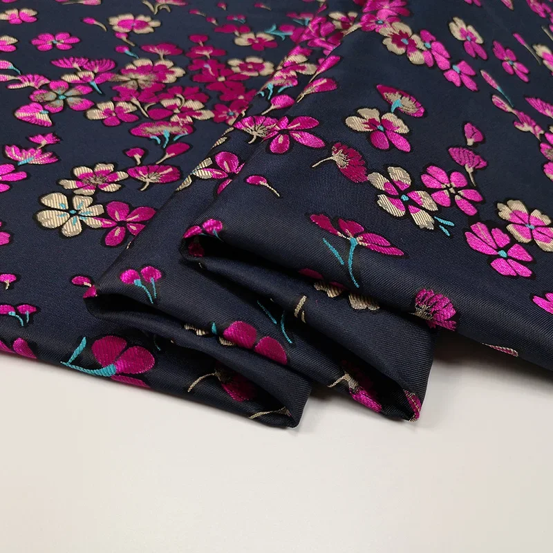 Tela de brocado Jacquard teñida con hilo, Cheongsam Tang de flor de ciruelo a la moda, Hanfu para vestido, costura de fibra química para primavera y otoño