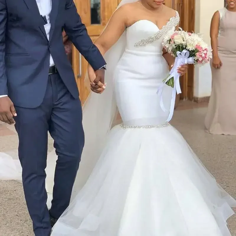 Customized Elegant Mermaid Wedding Dress 2025 Bridal Gown African Bride Sexy O Neck Illusion Back Beading Crystal Plus Size