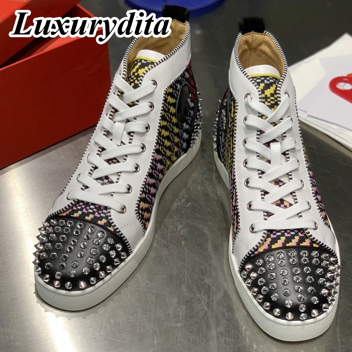 

Top Quality Womens Trendy Casual Sneakers Luxury Mens Real Leather Tennis Shoes Designr Red Sole Tide Lovers Rivet Shoes HJ1597