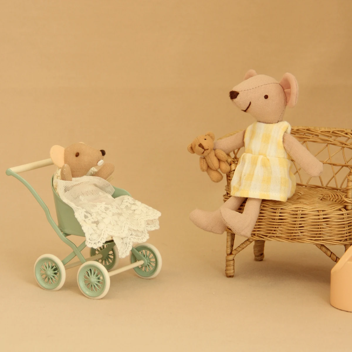 Simulated Furniture Toy 1:12 Iron Art Baby Stroller with Little Mouse Suitable for Bjd Ob11 Dollhouse Furniture Decoration