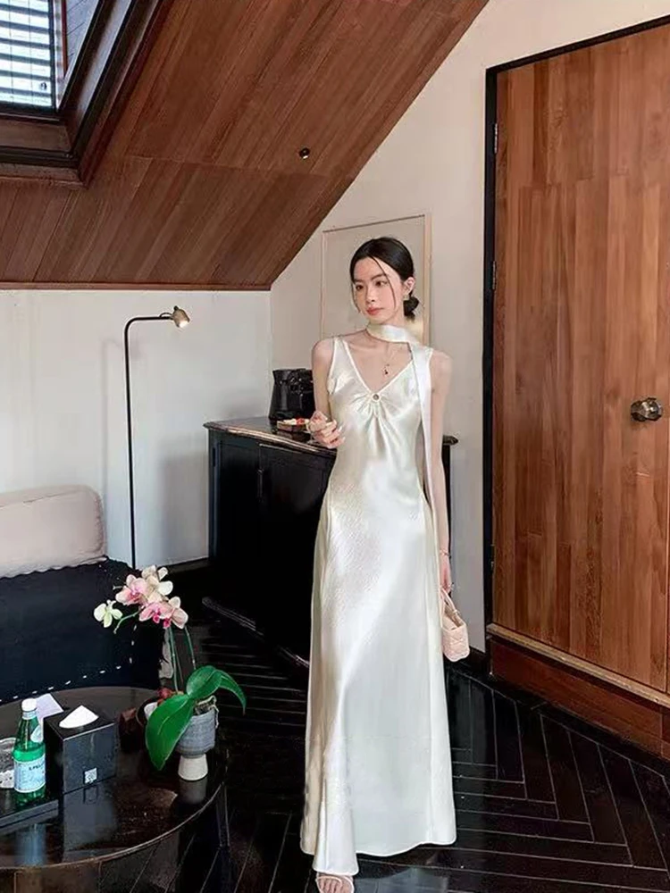 エレガントなサテンVネックドレス レディース Y2K 韓国風 シックなリボン スリム ミディ丈ワンピース 夏 セクシー ホローアウト プリーツ ノースリーブ ベスティドス ムヘール