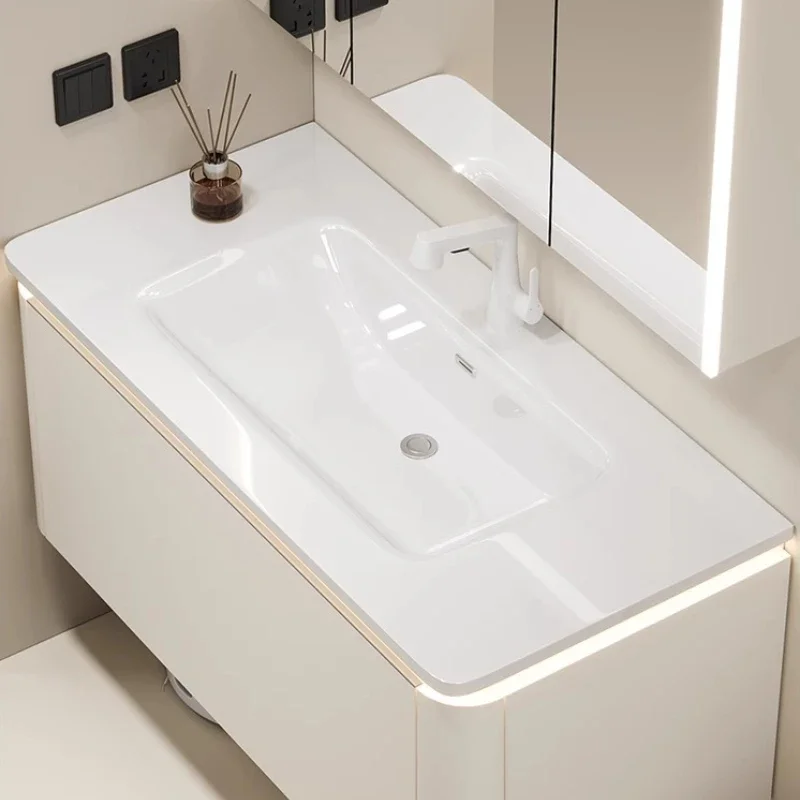 Szafka łazienkowa kremowa ceramiczna z umywalką zintegrowaną, umywalka podłogowa, lustro z motywem kreskówkowym, zestaw do mycia twarzy, meble do łazienki.