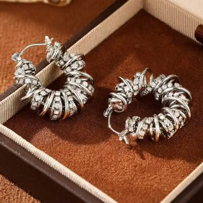 Europäische und amerikanische diamantbesetzte Spiralohrringe mit Federschlaufen, trendige Ohrclips, leichter Luxus und cooler Stil. – Detail 6