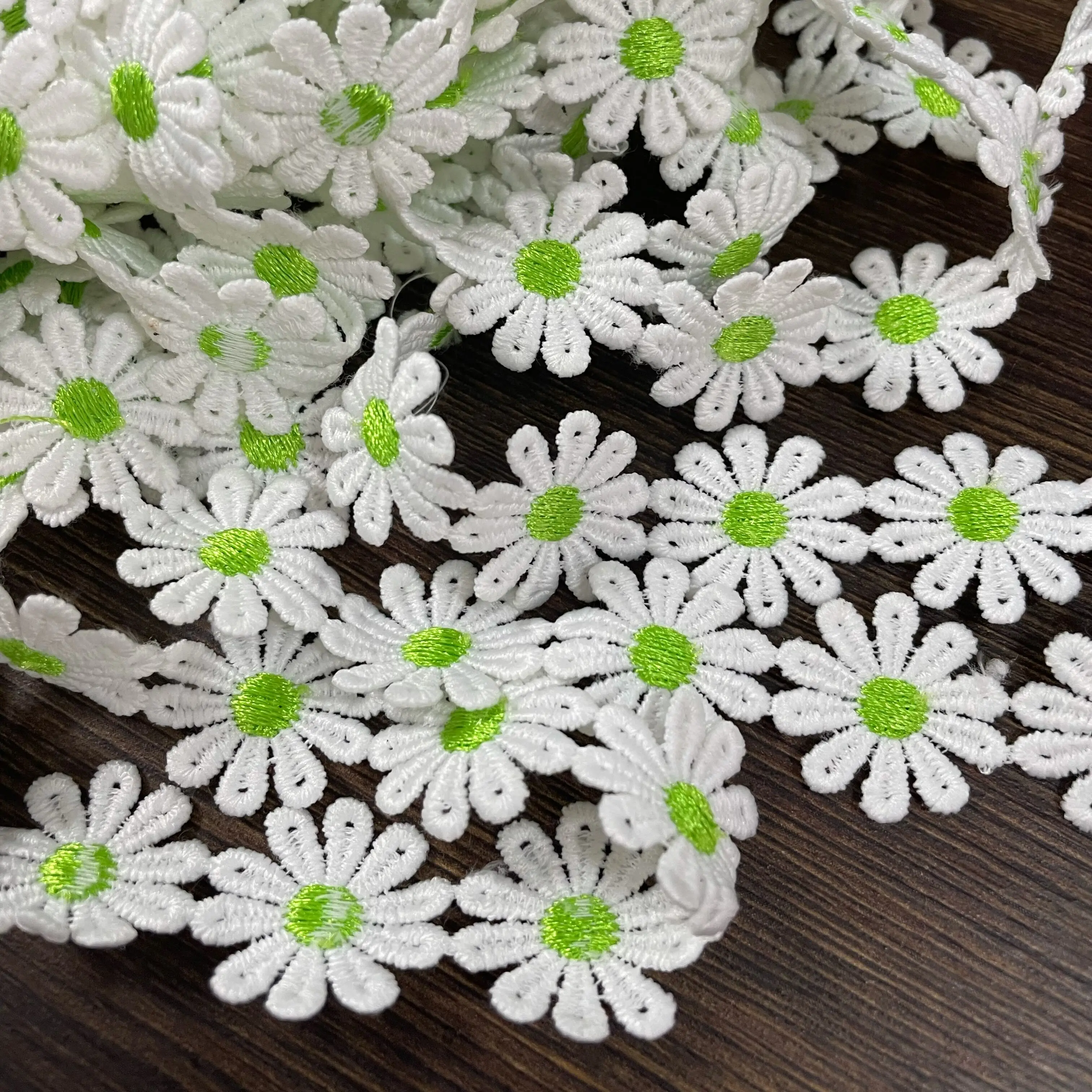 2.5CM Wide Beautiful White Embroidered Daisy Lace Fabric 3d Flowers Lace Ribbon Dress Collar Hats Headwear Sewing Trimming Decor