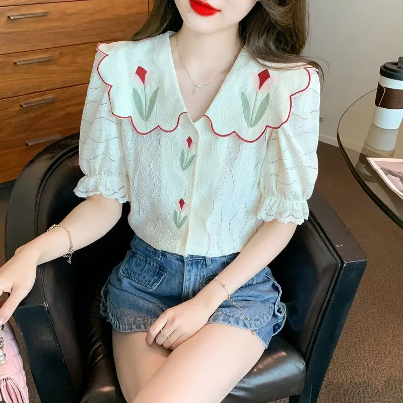여름 새로운 프랑스 빈티지 수 놓은 아기 칼라 셔츠 여성 한국 스타일 느슨한 유행 매칭 탑