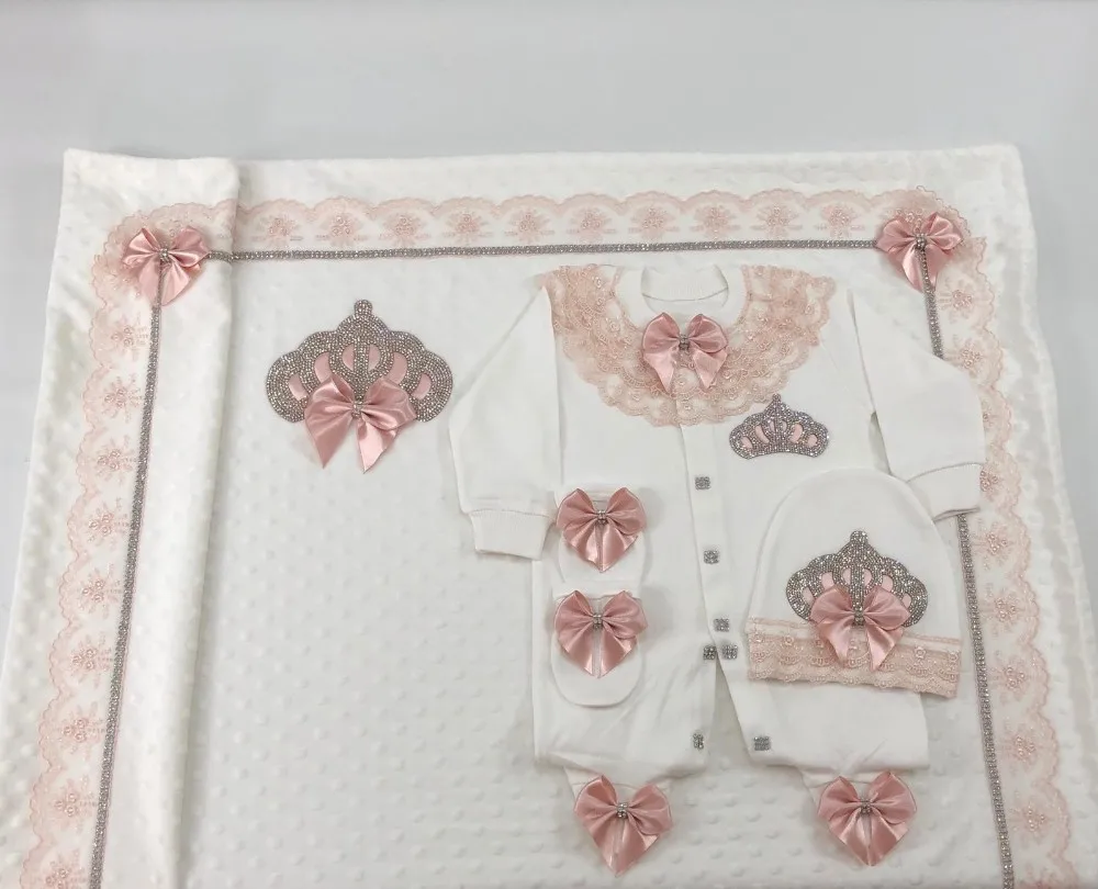 ensemble-cadeau-layette-luxe-opulent-5-pieces-pour-nouveau-ne-fille-tenue-couronne-barboteuse-rose-en-dentelle-et-satin-avec-nœud-et-chaussons