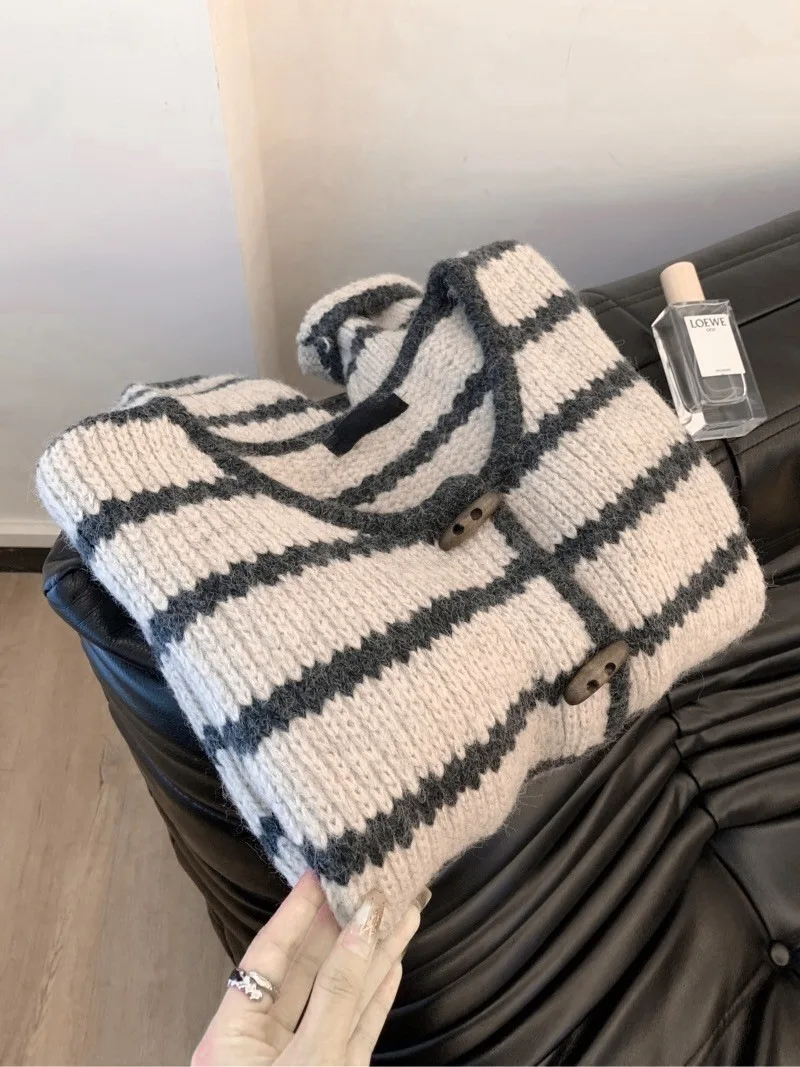 سترة تريكو أن رايورز بولي فالينتس لور فامز، نوفو ستايل باريسيوس، بوكل إن كورن، كول إن في، كامبل، مانش لونغوس،