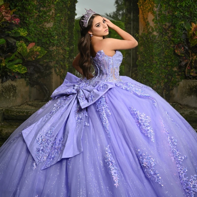 Abiti Quinceanera lucidi color lavanda con spalle scoperte Applique in pizzo con perline Fiocco di cristallo Corsetto in tulle Festa di compleanno Abito dolce 16