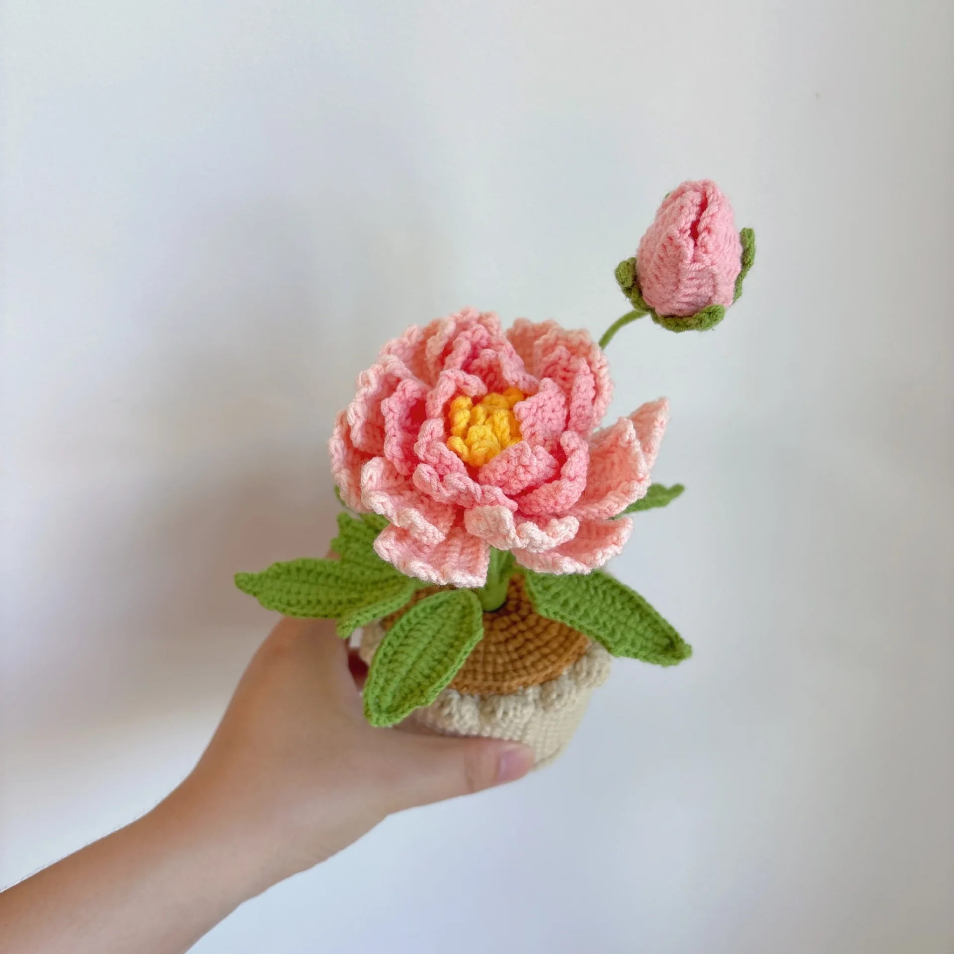 Kreativer gestrickter Pfingstrosen-Blumentopf, handgewebte Pfingstrosen-Häkelblume im Topf, Dekoration für Schreibtisch und Bücherregal, Geschenk – Detail 4