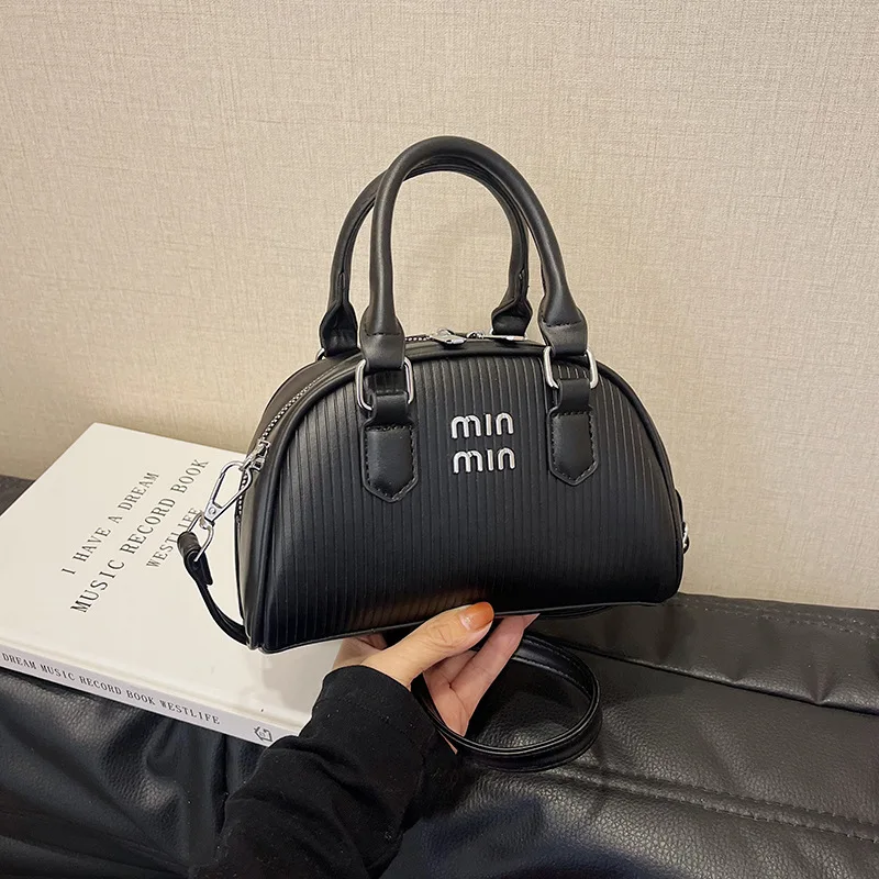 حقيبة كروس ذات غلاف بحري مخطط 2025 حزام كتف قابل للتعديل ومقبض علوي حقيبة شاطئ بوهو للنساء محفظة يومية غير رسمية