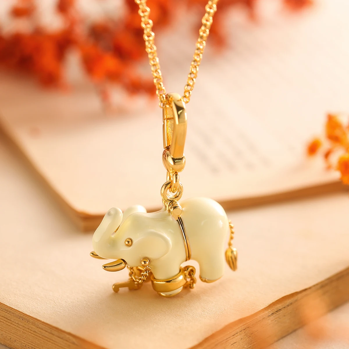 

1Pc Enameled White Openable Auspicious Elephant Pendant,A Luxurious And Unique Animal Necklace Bag Charm,Christmas Decor Gift