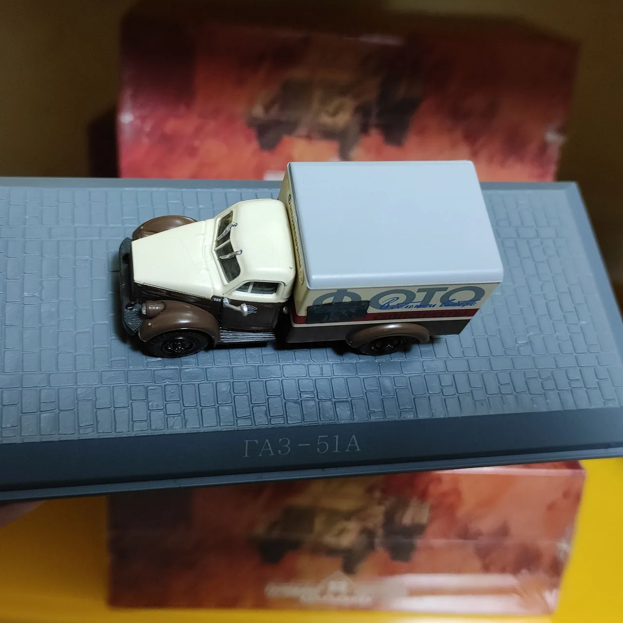 Diecast 1:43 Scale Truck Van Alloy Car Model Collectible Toy Gift Souvenir Display Ornament