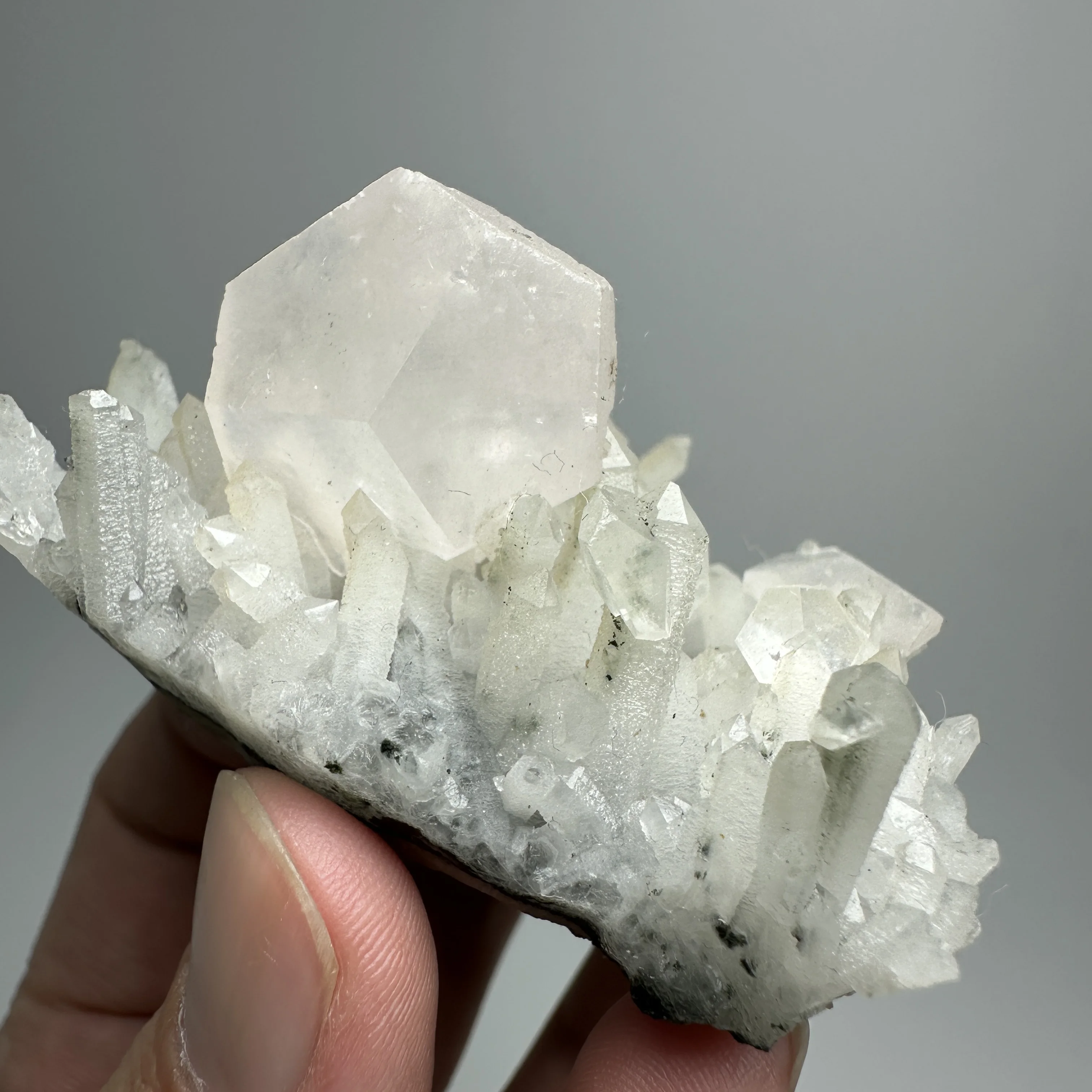 

Натуральный камень Кальцит Кристалл Кластер Флуоресцентный эффект Минеральный необработанный кварц Камень Образец Украшение Грубые исцеление