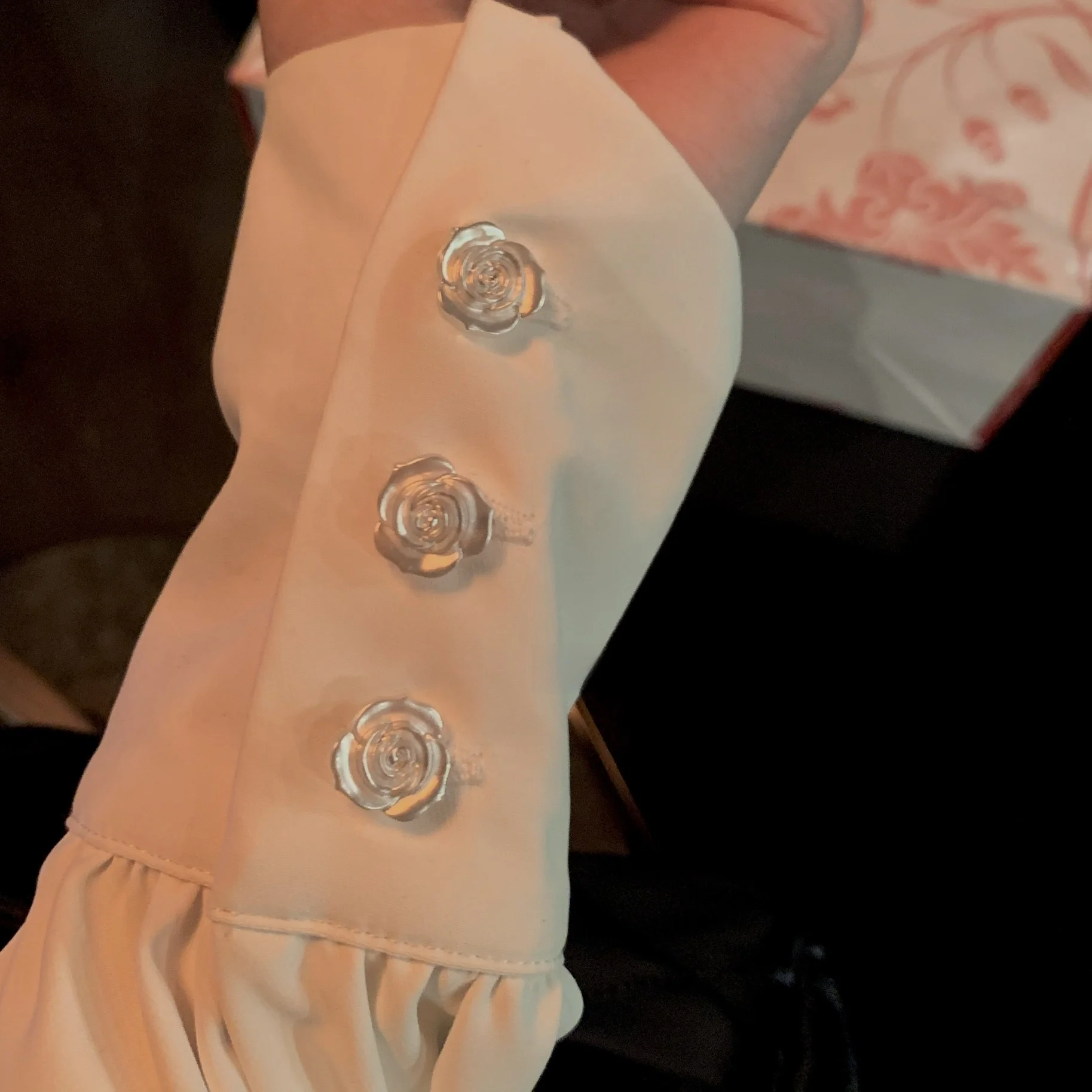 

Белая женская блузка с кружевными вставками и длинными рукавами, в стиле ретро, с элементами дворцового дизайна, однотонная, с пуговицами, для повседневной носки